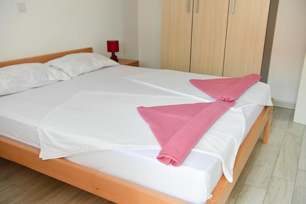 Apartments Villa Lucky Vir Ngoại thất bức ảnh
