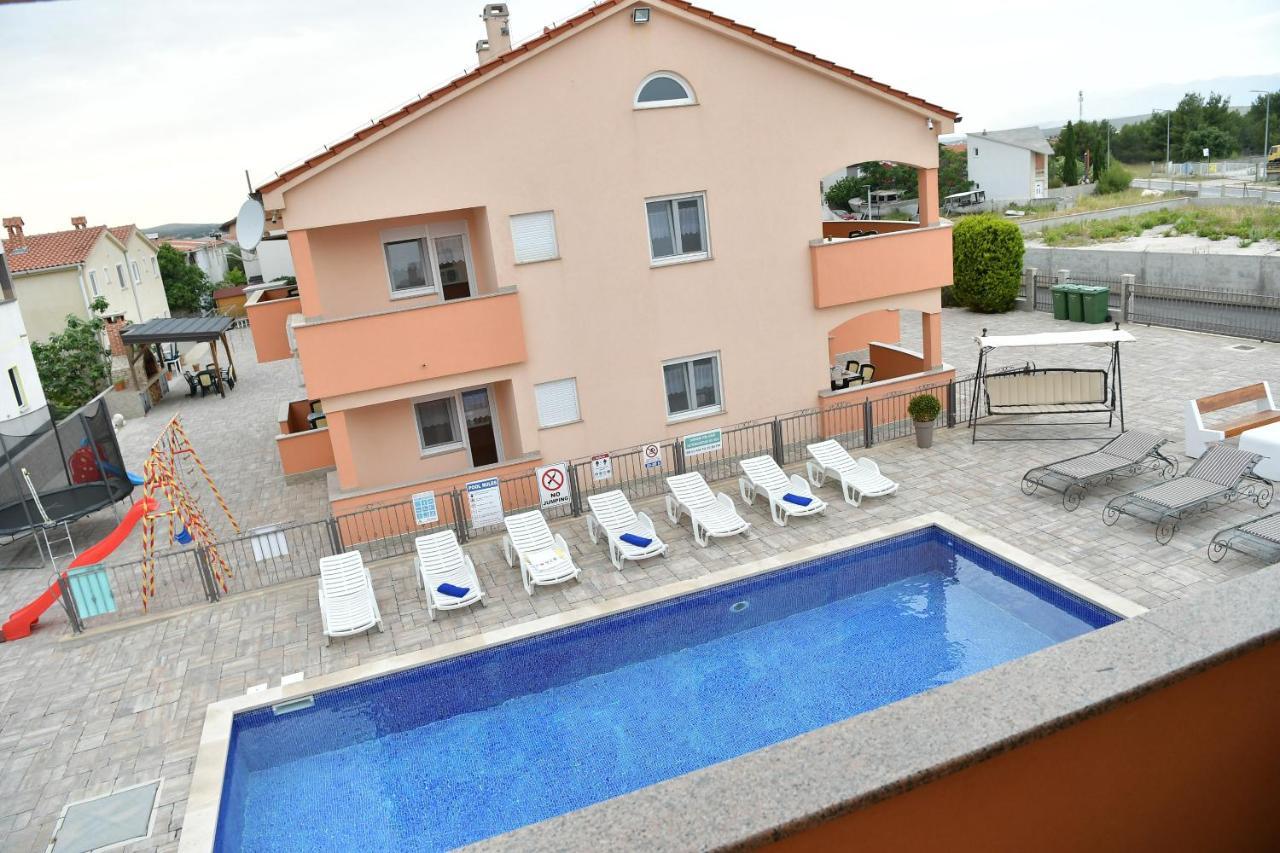 Apartments Villa Lucky Vir Ngoại thất bức ảnh